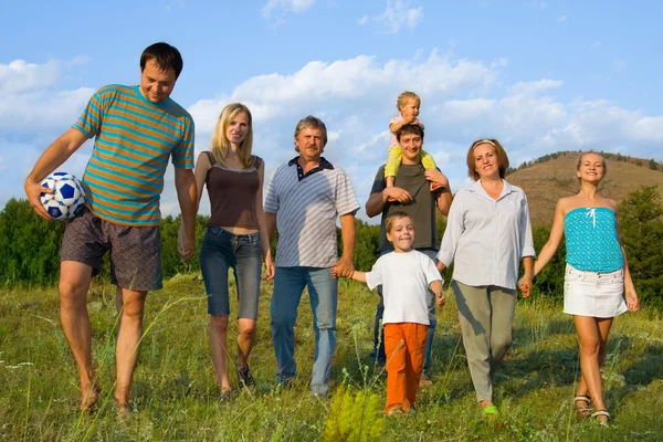 Grote en gelukkige familie over de aard — Stockfoto