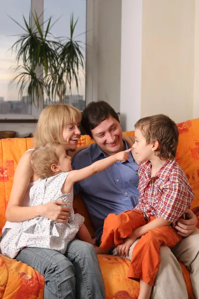 Счастливая семья дома на диване 7 — стоковое фото