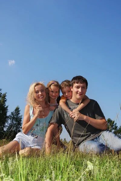 Gelukkig gezin met twee kinderen in het park — Stockfoto