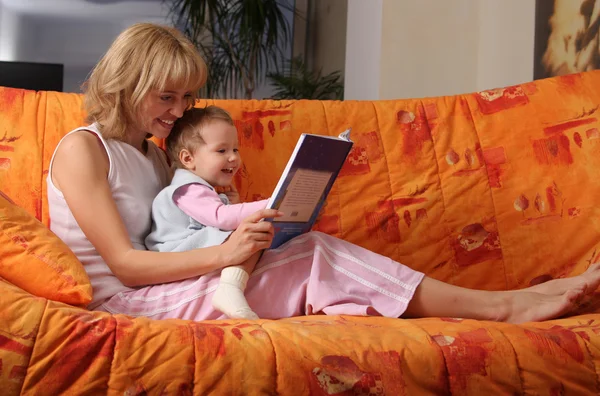 Mum reads the book to a daughter — Stock Photo, Image