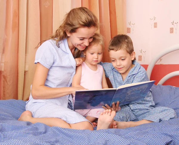 엄마 2 아이 들에 게 책을 읽으십시오 — 스톡 사진