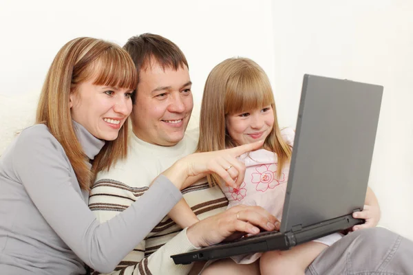 Família feliz com laptop — Fotografia de Stock