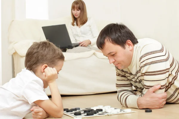 Pai com o filho a jogar rascunhos — Fotografia de Stock