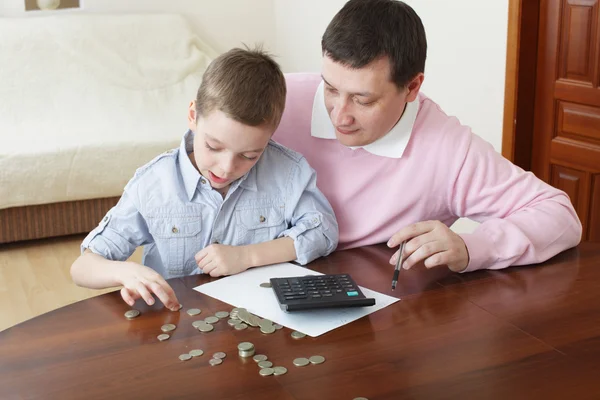 Отец обучает сына финансам — стоковое фото