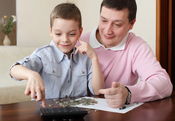 Pai treinando o filho para as finanças — Fotografia de Stock