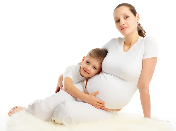 Беременная женщина с сыном — стоковое фото
