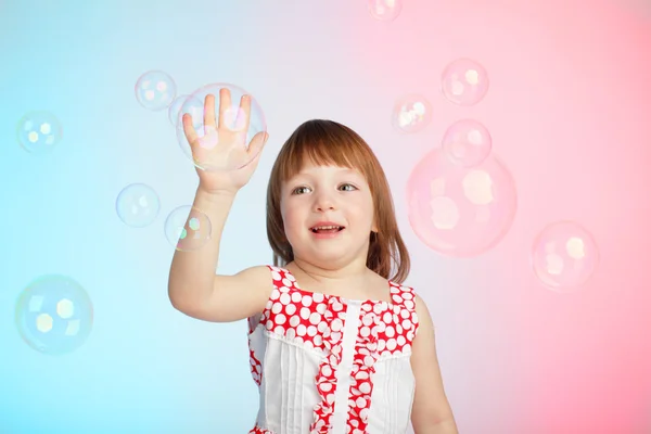 Ребенок играет с мыльными пузырями — стоковое фото