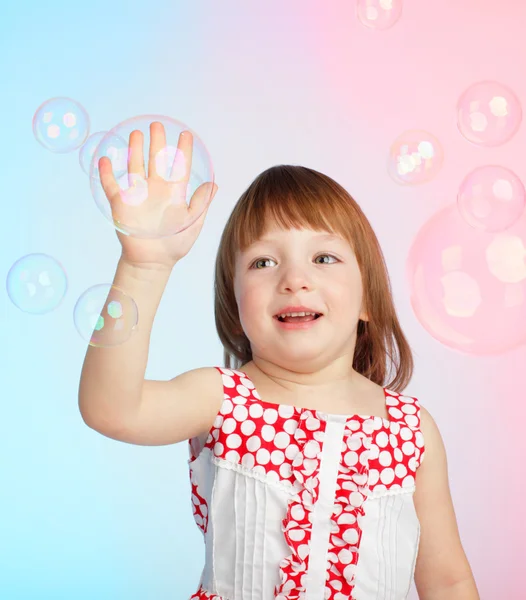 Dítě si hraje s mýdlovými bublinami — Stock fotografie