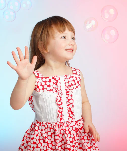 Ребенок играет с мыльными пузырями — стоковое фото