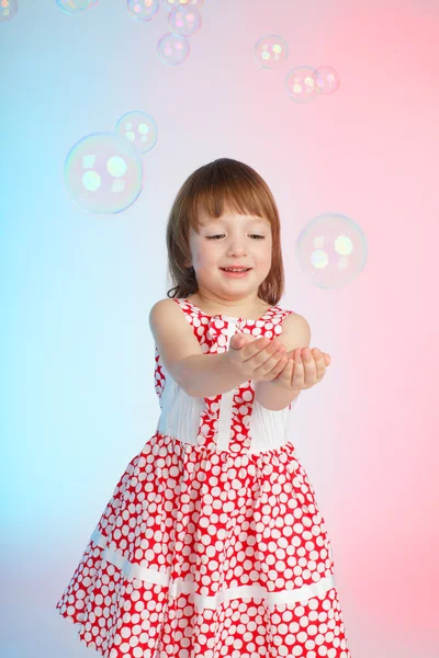 Dziecko bawiące się bańkami mydlanymi — Zdjęcie stockowe