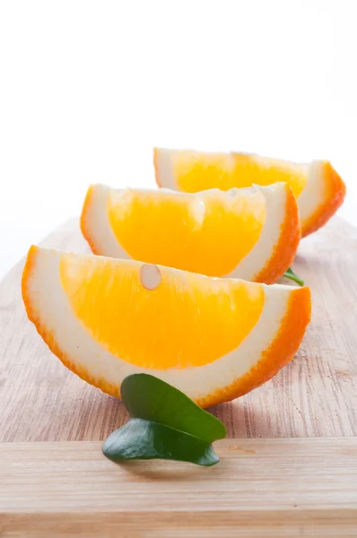 Orangenscheibe und Blatt. isoliert auf weiß. — Stockfoto