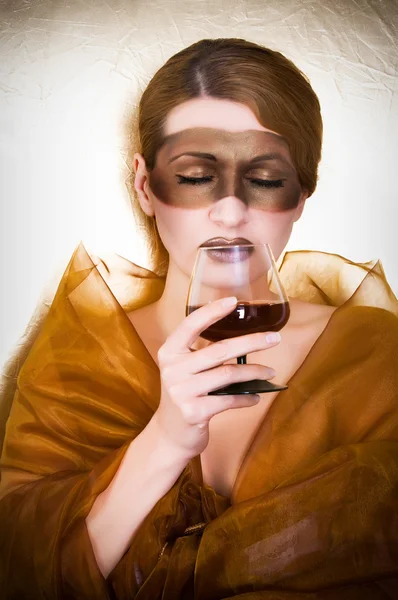 Flicka i en mask med ett glas — Stockfoto