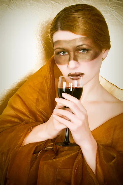 Menina em uma máscara com um copo — Fotografia de Stock