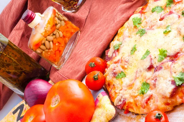 Ost och tomatsås pizza — Stockfoto