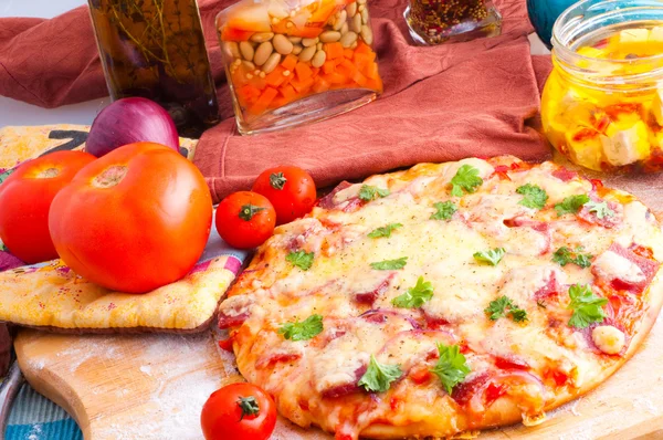 Pizza al formaggio e pomodoro — Foto Stock