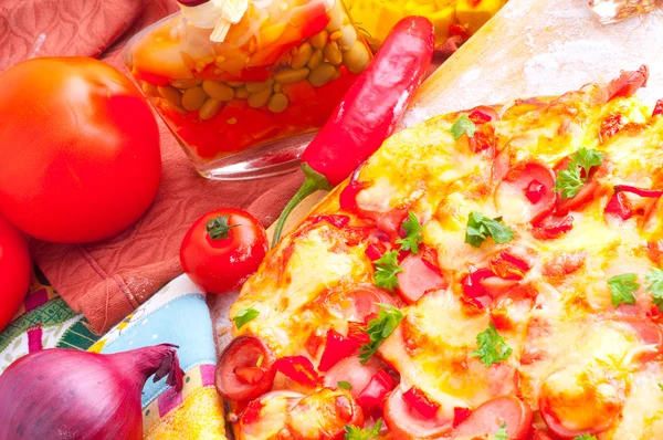 Peynir ve domates pizza — Stok fotoğraf