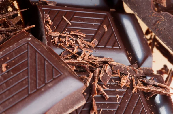 Plátky z černé hořká čokoláda — Stock fotografie