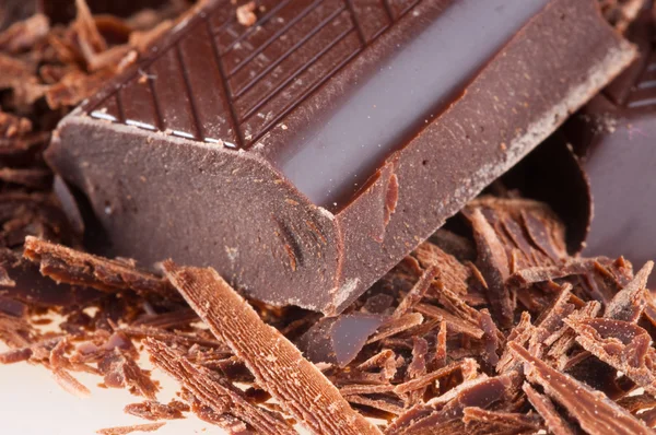 Plátky z černé hořká čokoláda — Stock fotografie