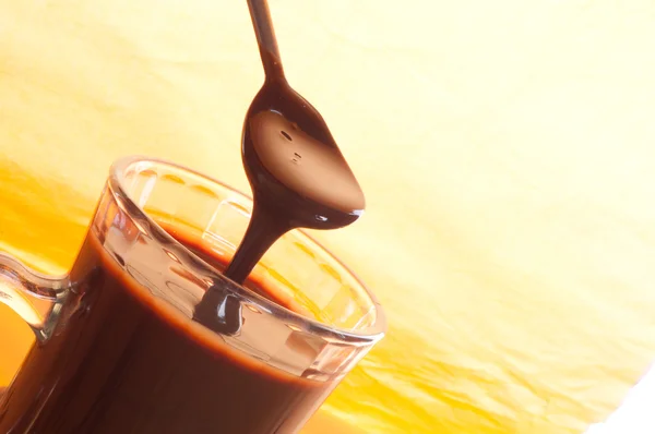 Chutné kapalina čokolády na sklo — Stock fotografie
