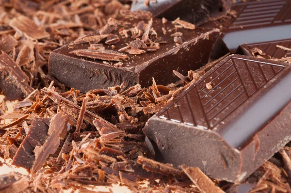 Segmenten van zwarte bittere chocolade — Stockfoto