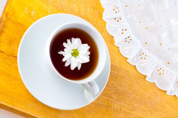 Цветочный чай с ромашкой . — стоковое фото