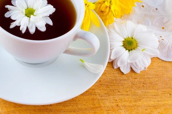 Цветочный чай с ромашкой . — стоковое фото