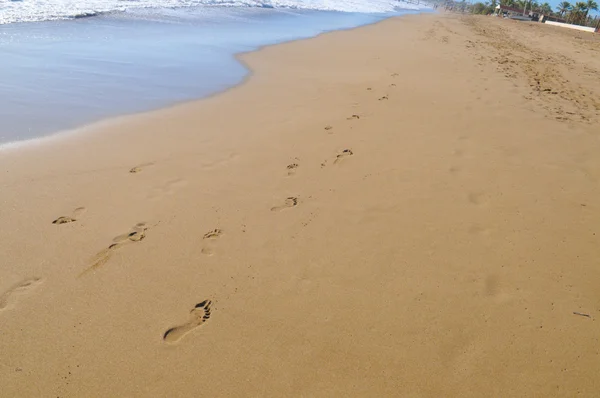 ビーチと波、足跡 — ストック写真