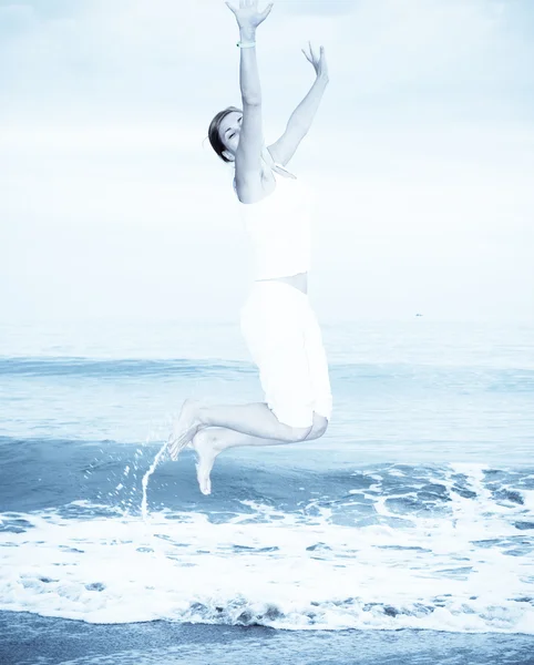 Gelukkige jonge vrouw springt — Stockfoto