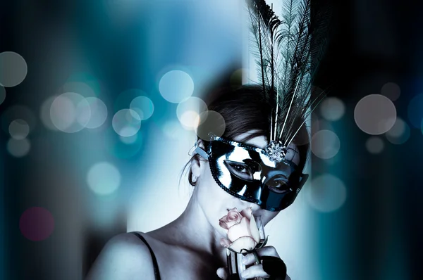 Mulher bonita com máscara e vinho — Fotografia de Stock