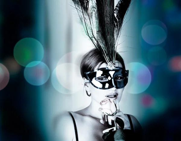 Bella donna con maschera e vino — Foto Stock