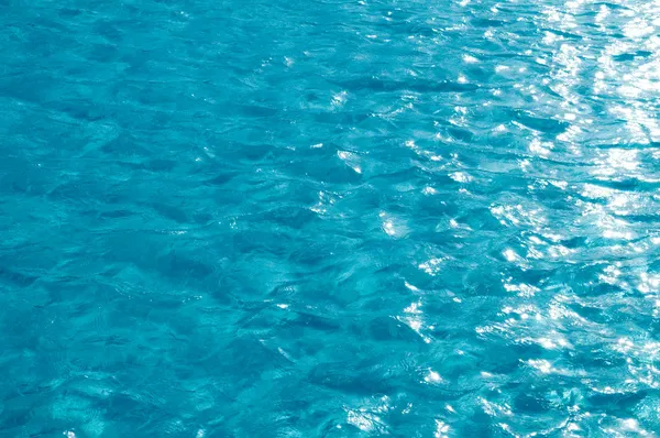 Beautiful clear pool water reflecting — Stock Photo, Image