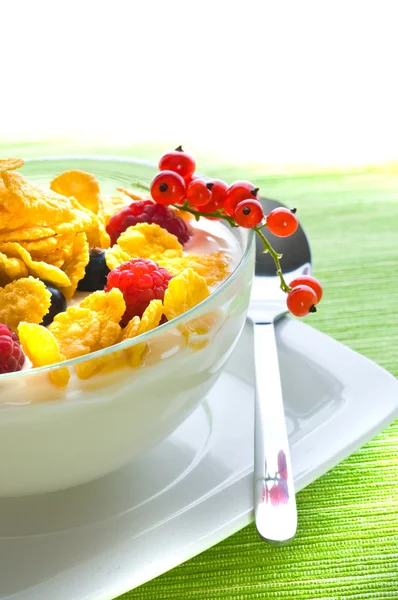 Corn flakes and fresh berries — Stock Photo, Image