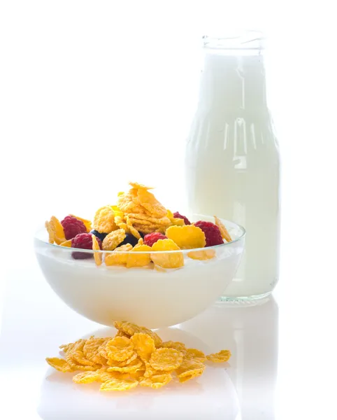 Кукурудзяні пластівці та свіжі ягоди та молоко — стокове фото