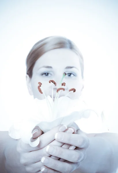 Gyönyörű nő a lilly — Stock Fotó
