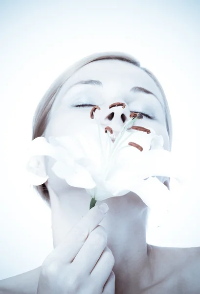 Bella donna spa con lilly — Foto Stock