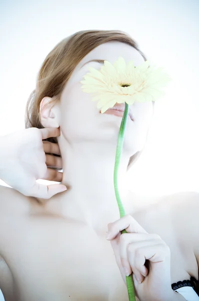 Bella donna con fiore di gerbera — Foto Stock