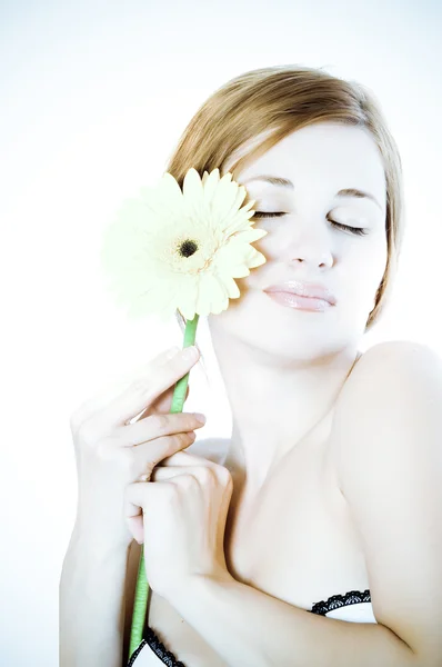 Hermosa mujer con flor de gerberas — Foto de Stock
