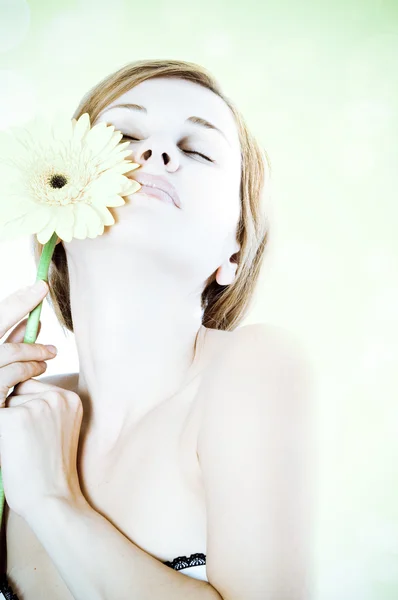 Vacker kvinna med gerbera blomma — Stockfoto