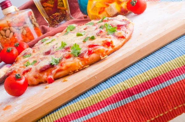 Pizza de queso y tomate —  Fotos de Stock