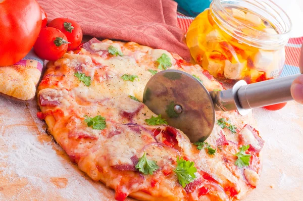 Pizza al formaggio e pomodoro — Foto Stock
