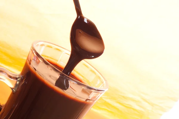 Sabroso chocolate líquido en vidrio — Foto de Stock