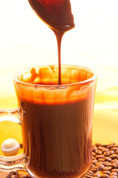 맛 있는 액체 유리에 초콜릿 — 스톡 사진