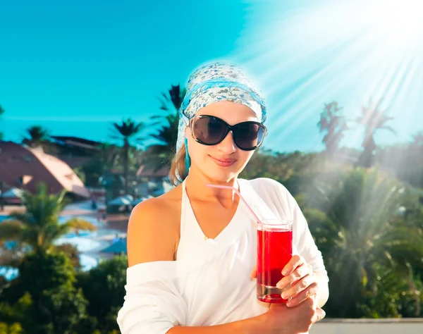 Girl with cocktail on the beach — Stock Photo, Image