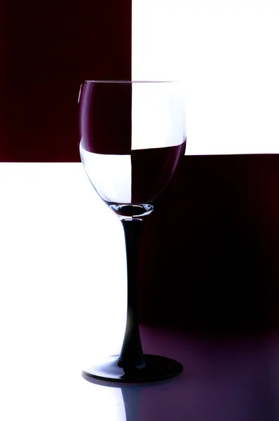 Vinho tinto sobre vidro / isolado — Fotografia de Stock