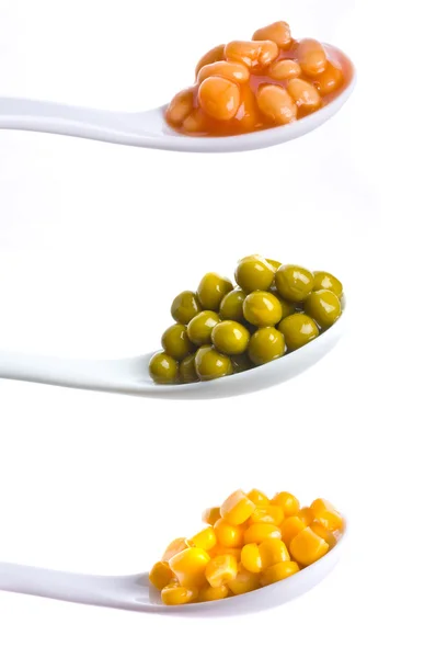 スプーンのエンドウ豆の缶詰 — ストック写真