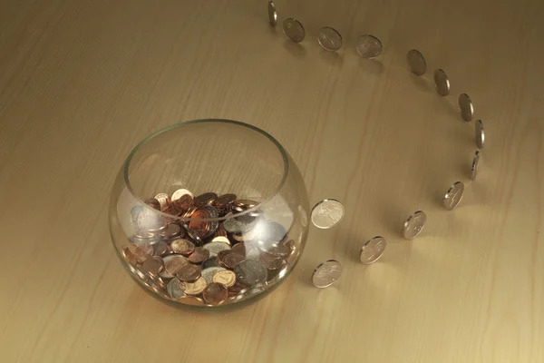 Monedas que van a tazón — Foto de Stock