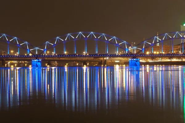 Ночная река с мостом — стоковое фото