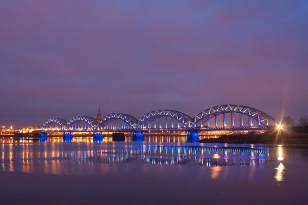 Nacht rivier met bridge — Stockfoto