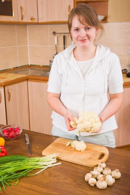 Kız karnabahar böler