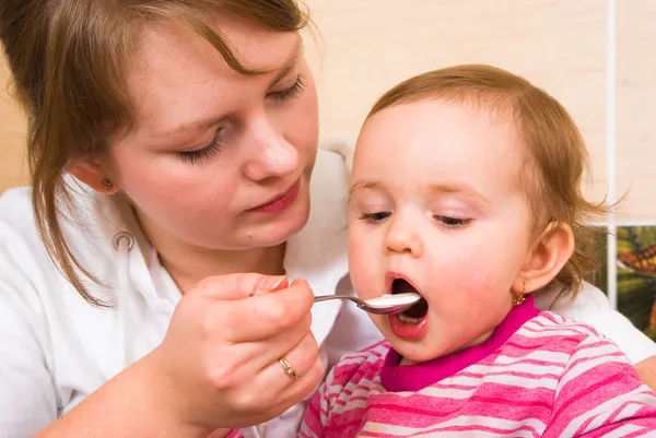 Maminky krmí dítě — Stock fotografie